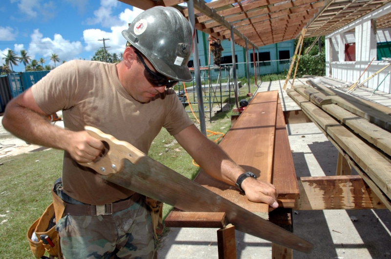 charpentier-VARAGES-min_worker_construction_building_carpenter_male_job_build_helmet-893290